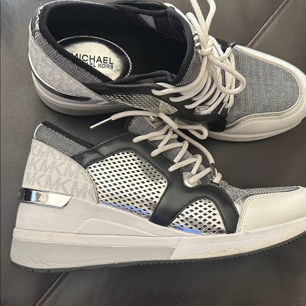 Michael Kors Liv Trainer in silver metallic, black and white SZ 9
